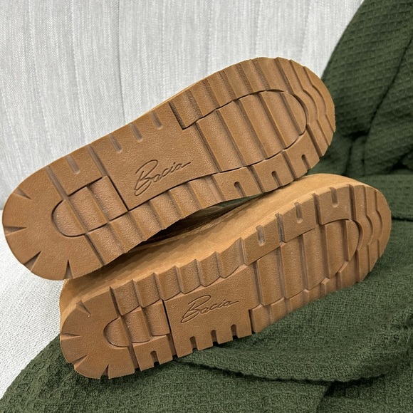 Tan Suede Women's Ankle Boots size 7.5 NWOT - Picture 4 of 4